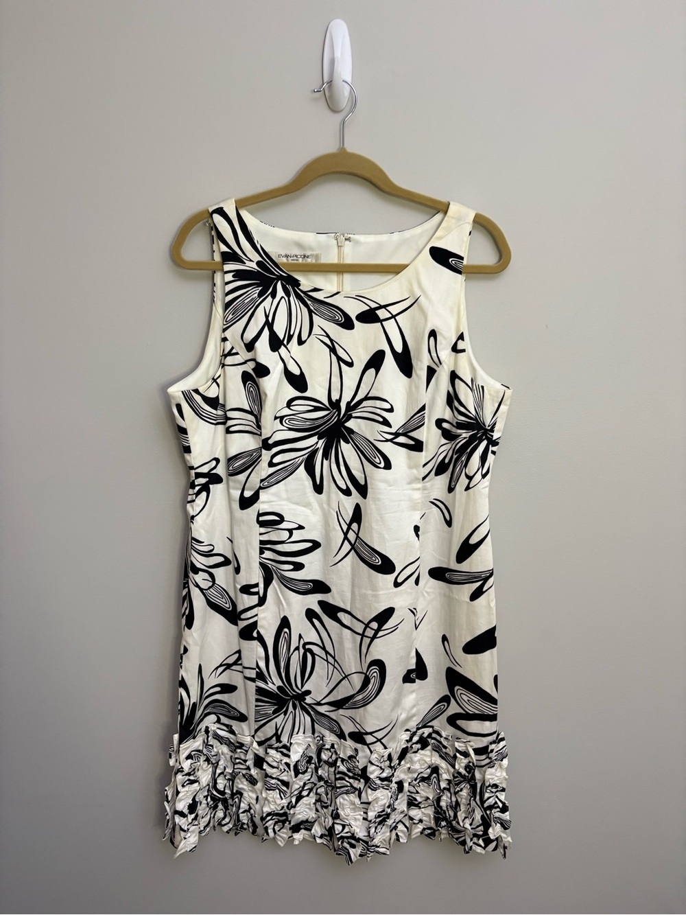 Evan-Picone Size 16 Black and White Floral Ruffle Hem Shift Dress